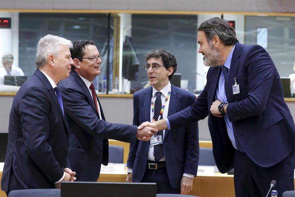 El secretario de Estado de Juventud e Infancia, Rubén Pérez Correa, saluda a otros representantes de Estados miembro en una reunión de ministros de Educación y Juventud de la Unión Europea.
