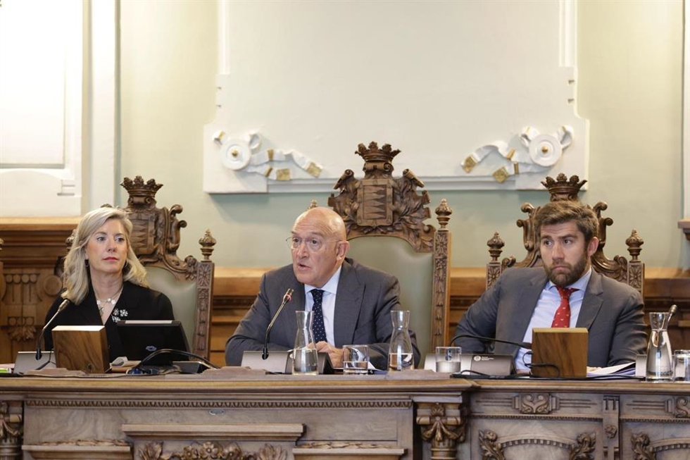 El alcalde de Valladolid, Jesús Julio Carnero (en el centro), junto a la teniente de alcalde de Vox, Irene Carvajal y el concejal de Hacienda, Personal y Modernización Administrativa, Francisco Blanco.