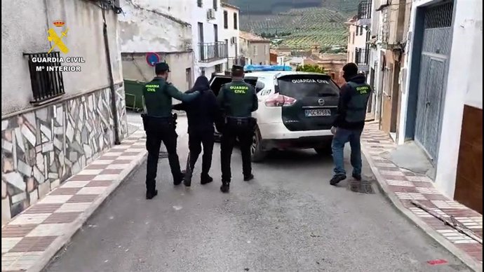Imagen de uno de los detenidos conducido por la Guardia Civil