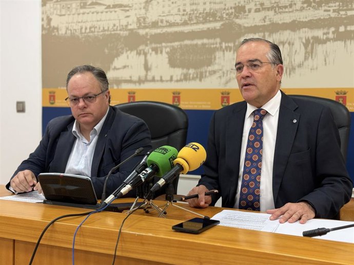 El alcalde de Talavera, José Julián Gregorio, jutno al edil de Urbanismo, Viviendas, Obras e Infraestructuras Públicas, Servicios Generales, Limpieza Viaria y Recogida de Residuos, Benedicto García.