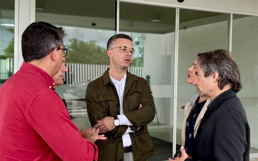 El candidato socialista, Rodrigo Rodríguez Hans, en el centro, a las puertas del hospital de Écija en el marco de un acto electoral por el 17M.