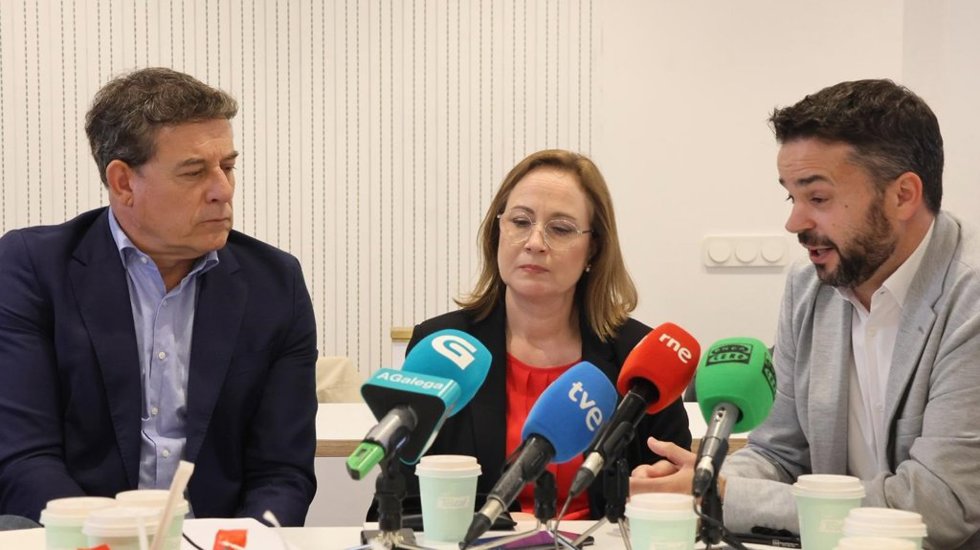 El secretario xeral del PSdeG, José Ramón Gómez Besteiro, acompañado de dirigentes socialistas en Cataluña y País Vasco