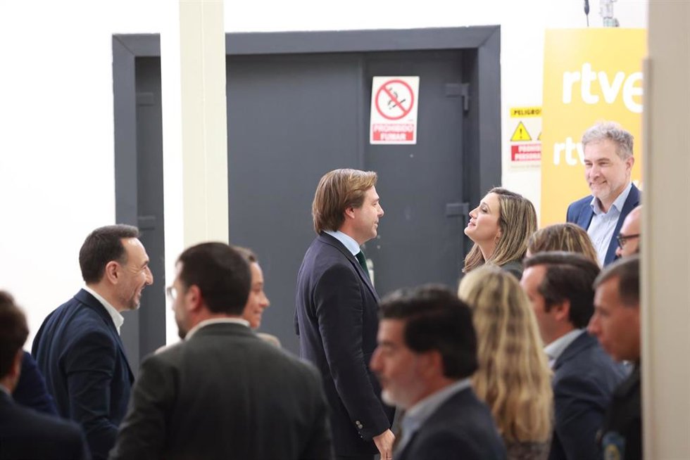 El director de campaña del PP-A, Antonio Repullo, y la portavoz del grupo parlamentario PSOE-A, María Márquez, se saludan tras el primer debate de las elecciones autonómicas del 17M celebrado por RTVE. A 04 de mayo de 2026, en Sevilla (Foto de archivo).