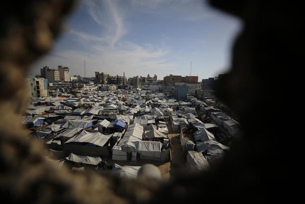 Vista general de tiendas de campaña usadas por desplazados en la ciudad de Gaza, en el norte de la Franja de Gaza, después de la ofensiva lanzada por Israel en respuesta a los ataques del 7 de octubre de 2023 (archivo)