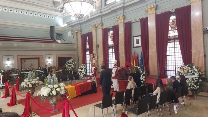 El presidente de la Comunidad, Fernando López Miras, en la capilla ardiente del alcalde de Murcia, José Ballesta