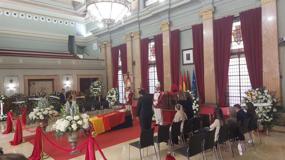 El presidente de la Comunidad, Fernando López Miras, en la capilla ardiente del alcalde de Murcia, José Ballesta