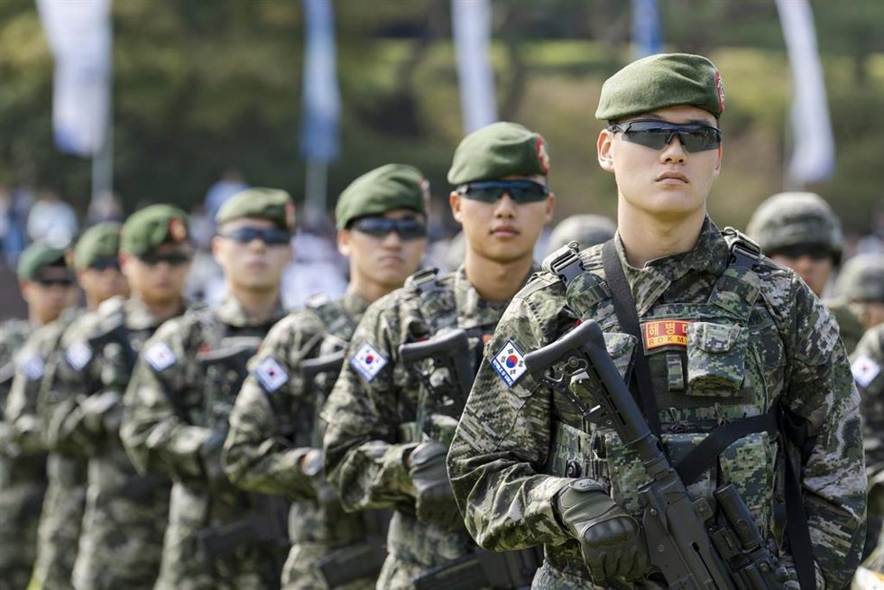 Archivo - Militares surcoreanos durante un desfile militar.
