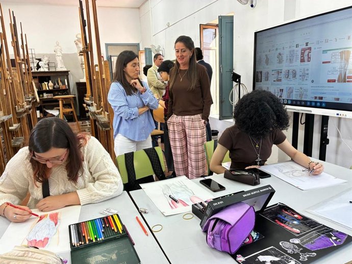 Alumnas trabajan en un aula de la Escuela de Arte y Superior de Diseño 'Carlos Pérez Siquier' de Almería.