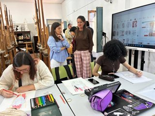 Alumnas trabajan en un aula de la Escuela de Arte y Superior de Diseño 'Carlos Pérez Siquier' de Almería.