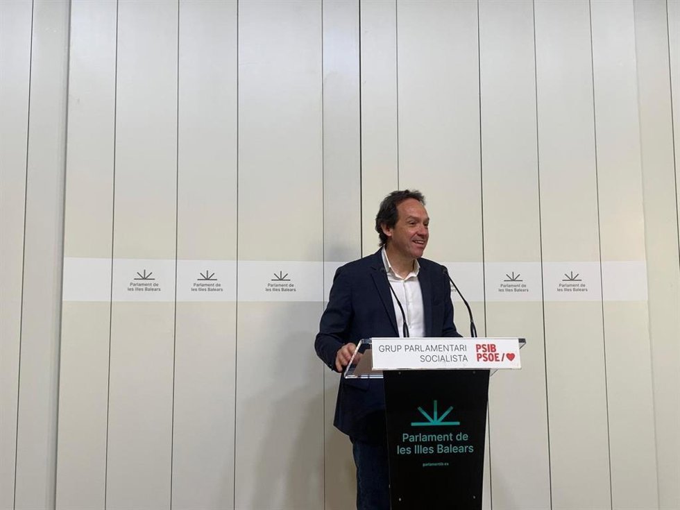 El portavoz adjunto del PSIB en el Parlament, Marc Pons, en rueda de prensa en el Parlament