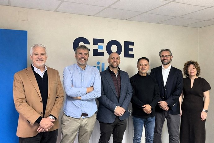 Representantes de la UCAV, CEOE Ávila y la Universidad San Sebastián de Chile, en la presentación de la jornada.