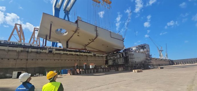 Colocación de la macroestructura del BAM-IS en el dique del astillero de Navantia Puerto Real.
