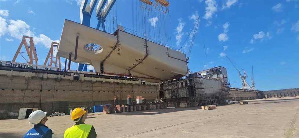 Colocación de la macroestructura del BAM-IS en el dique del astillero de Navantia Puerto Real.