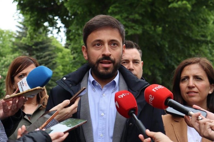 Fran Díaz atiende a los medios de comunicación con motivo de la reunión de trabajo con los integrantes del PSOE de Burgos ante las próximas elecciones municipales