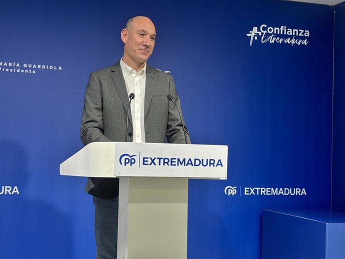 El portavoz del PP de Extremadura, José Ángel Sánchez Juliá, en rueda de prensa