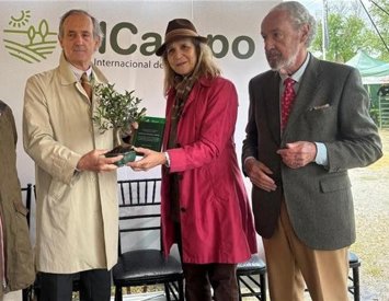 Colmenares (Ence) recibe el Premio SICampo 2026 de la mano de la infanta Elena.