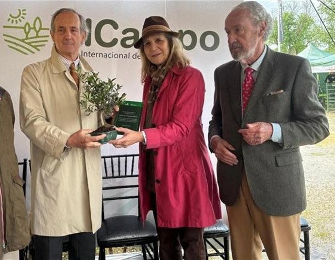 Colmenares (Ence) recibe el Premio SICampo 2026 de la mano de la infanta Elena.