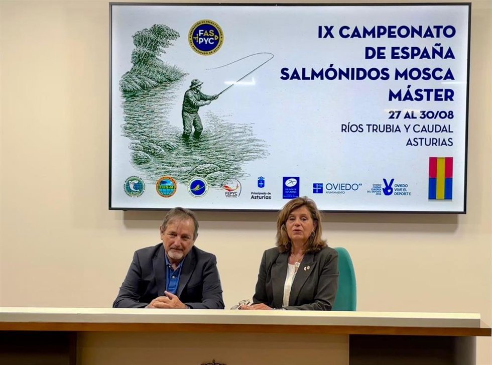 Pedro García, presidente de la Federación de Pesca y Casting del Principado de Asturias y Concepción Méndez, concejala de Deportes del Ayuntamiento de Oviedo, en el acto de presentación del IX Campeonato de España Máster de Pesca con Mosca.