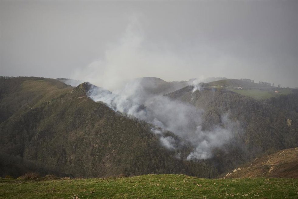 Archivo - Parte del incendio situado en terreno de Guipúzcoa en AuzoBerri, Navarra (España), a 21 de febrero de 2021