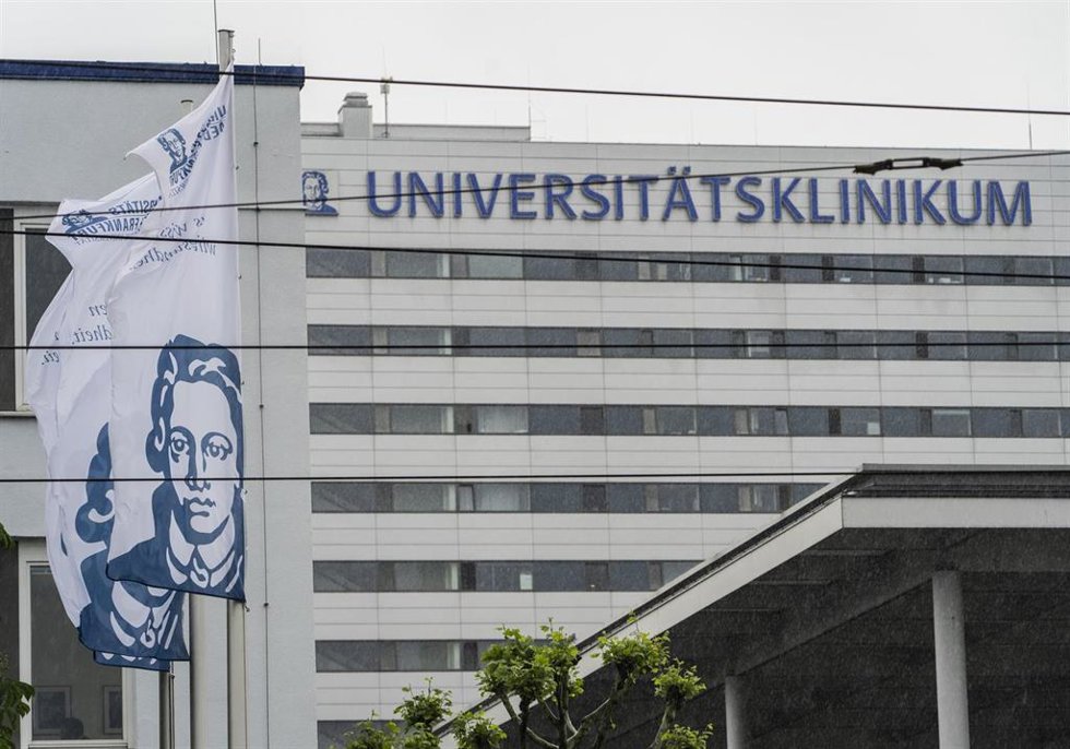 Banderas con el rostro de Johann Wolfgang Goethe frente a un hospital en la ciudad de Fráncfort, Alemania