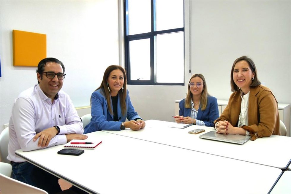 La candidata al Parlamento andaluz Rosa Espino, reunida con la Asociación de Jóvenes Empresarios (AJE).