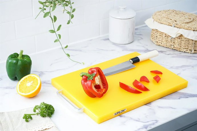 Madera, plástico o metal: qué tipo de tabla de cortar es mejor para tu cocina
