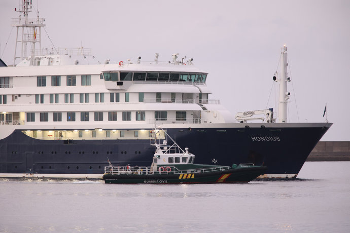 El crucero MV Hondius fondea cerca del puerto de Granadilla, a 10 de mayo de 2026, en Granadilla de Abona, Tenerife, Islas Canarias (España).