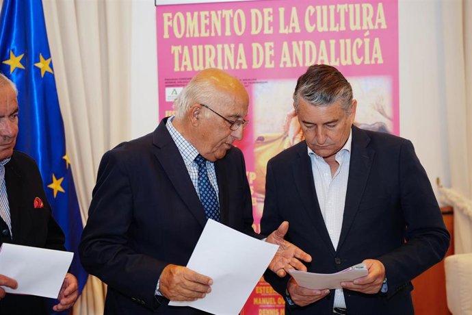 Archivo - El consejero de Sanidad, Presidencia y Emergencias, Antonio Sanz (d), en la presentación del cartel de las novilladas de 2025. Imagen de archivo.