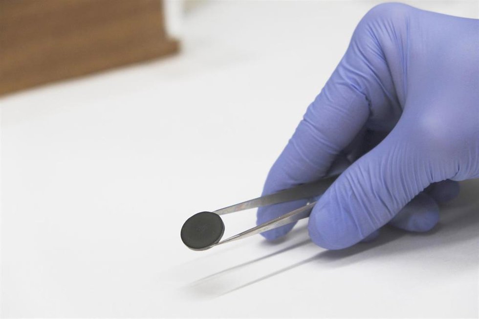 Muestra de las electrocerámicas sostenibles con nanocelulosa.