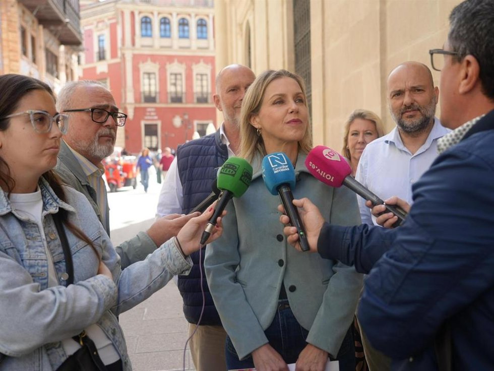 La candidata número dos al Parlamento de Andalucía por Vox Sevilla, Cristina Peláez, en atención a medios
