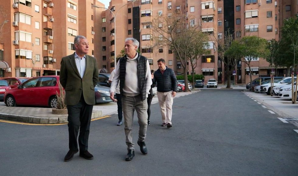 El alcalde de Sevilla, José Luis Sanz visita la Plaza de renovación de la Plaza de la Fuensanta de Sevilla Este tras su renovación.