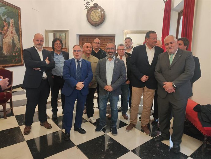 El presidente de la Diputación de Cáceres, Miguel Ángel Morales, con representantes de la ATE/MSU Norte que han convocado una concentración para impulsar la conexión con autovía por el norte de la provincia con Portugal