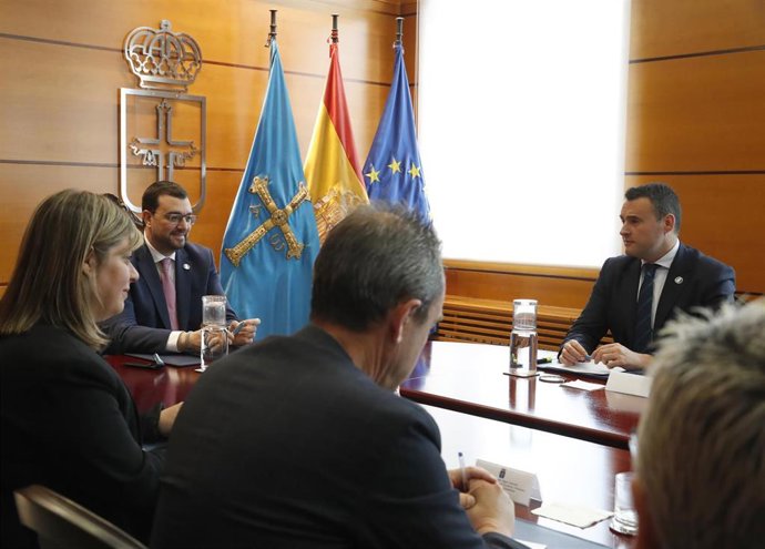 El presidente del Principado de Asturias, Adrián Barbón (en la cabecera de la mesa en la imagen), preside la reunión semanal del Consejo de Gobierno.