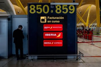 Archivo - Mostradores de facturación de Iberia  a 13 de marzo de 2026, en Madrid (España). 