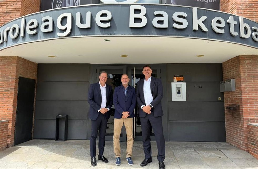 De izda a dcha: Michalis Melis, Chus Bueno y  Efthimios Rentzias en la puerta de la sede de la Euroliga en Barcelona
