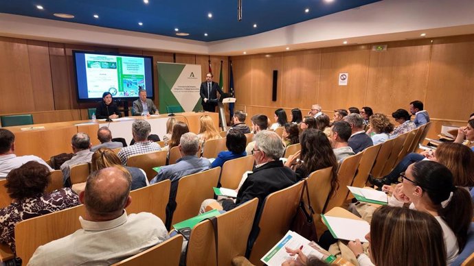 El Centro de Prevención de Riesgos Laborales ha acogido una jornada técnica sobre trabajos en cubiertas y altura.