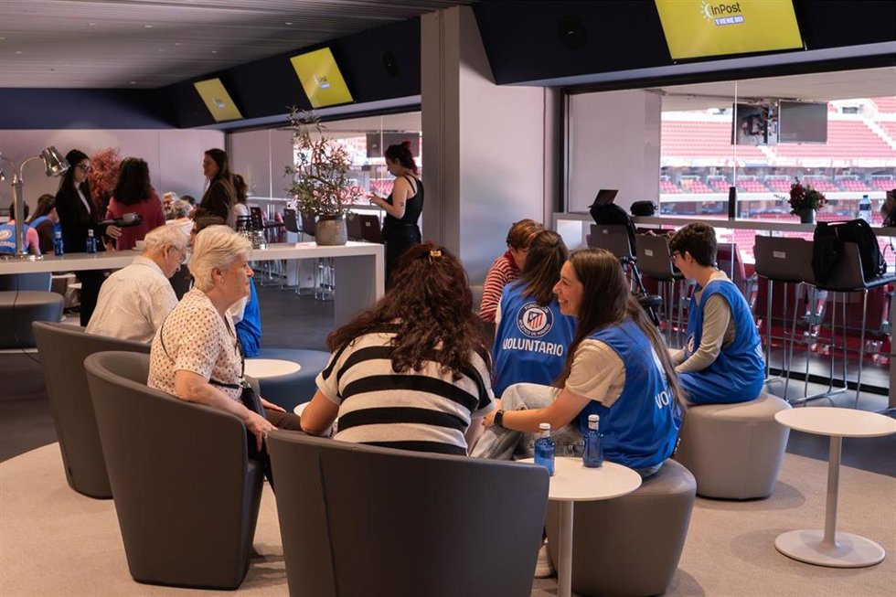 InPost, la Fundación Atlético de Madrid y la Fundación Amigos de los Mayores promueven el encuentro entre generaciones a través del deporte