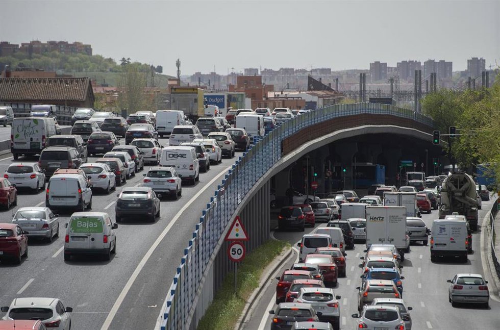 Archivo - Varios vehículos circulan por el conocido como 'Scalextric' de la M-30, en Puente de Vallecas, en Madrid (España), a 31 de marzo de 2021
