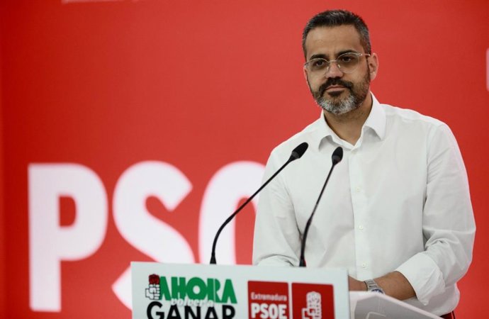 El portavoz del PSOE de Extremadura, Manuel José González Andrade, en rueda de prensa
