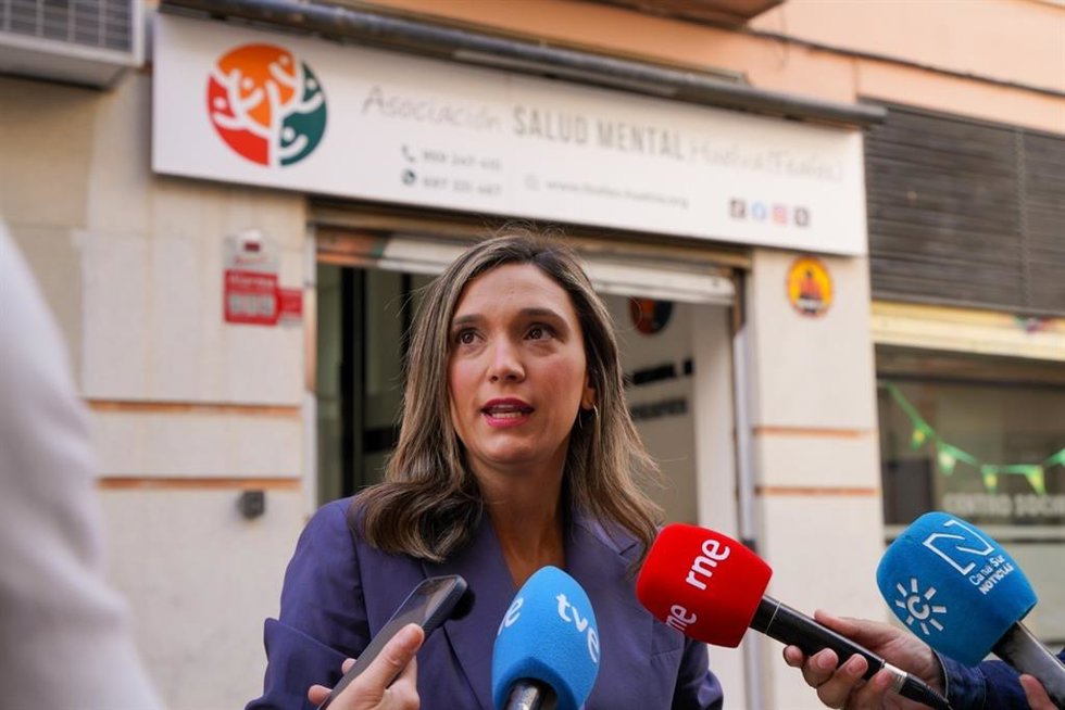 La vicesecretaria general del PSOE-A, María Márquez, atiende a los medios en Huelva.