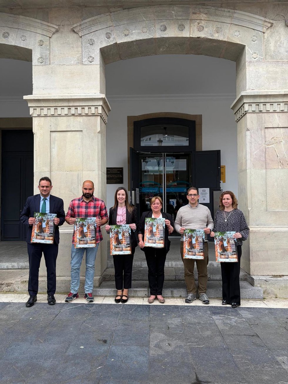 Junto A La Edil De Mercados, Ana Nosti, Óscar Martínez, Jésica Santamarina Y Rocío Sánchez, De Caja Rural; Rafael Bueno, Director Del Mercado Nacional De Ganados De Siero Y Adrián Lagar, Presidente De ACGEMA.
