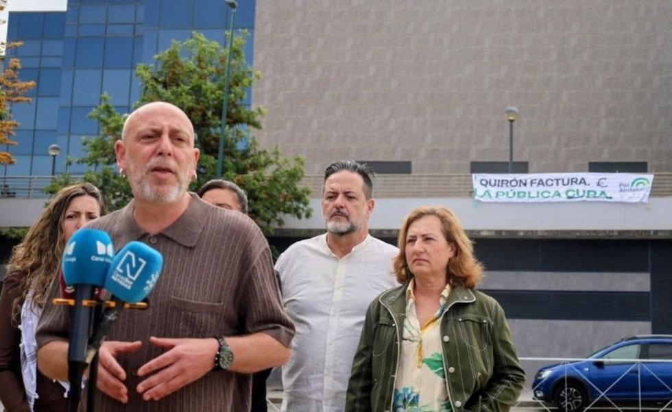 El candidato número 1 de Por Andalucía por Málaga, Ernesto Alba, junto a otros candidatos y candidatas ofrecen una rueda de prensa sobre sanidad