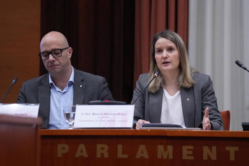 La consellera de Derechos Sociales de la Generalitat, Mònica Martínez Bravo (d), comparece ante la Comisión de Investigación de la antigua DGAIA, en el Parlament de Catalunya, a 11 de mayo de 2026, en Barcelona, Catalunya (España).