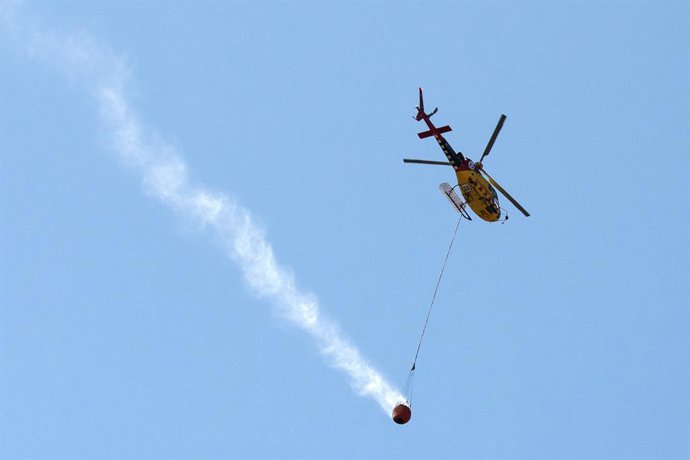 Archivo - Un helicóptero trabaja en las labores de exinción de un incendio forestal