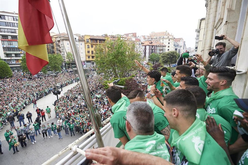 Archivo - Los jugadores del Racing, en el balcón del Ayuntamiento, durante la celebración del último ascenso a Segunda.