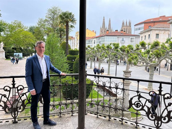 El concejal de Fiestas en la presentación de los conciertos de los Domingos en el Templete.
