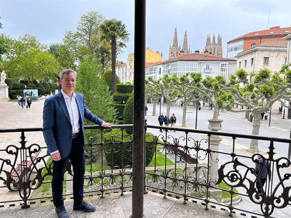 El concejal de Fiestas en la presentación de los conciertos de los Domingos en el Templete.