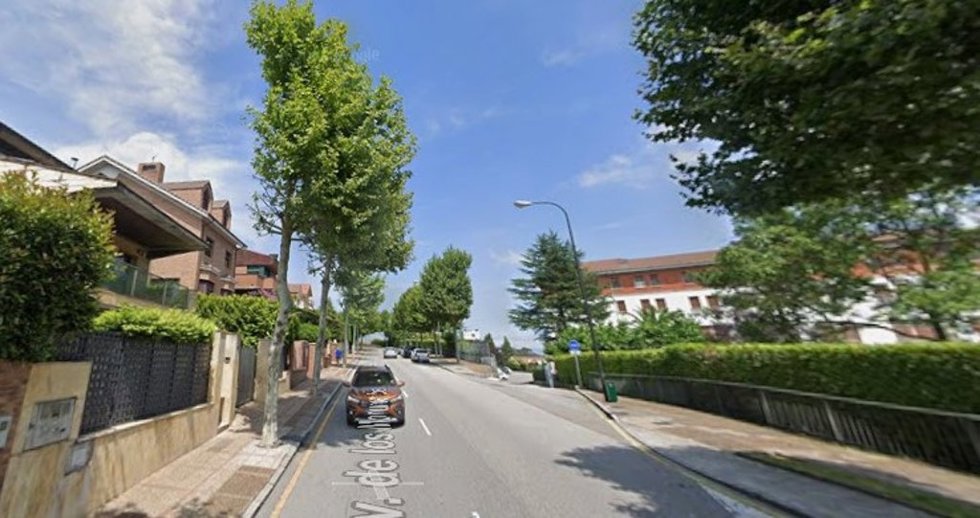 Avenida de los Monumentos a la altura del Colegio Santa María del Naranco de Oviedo.