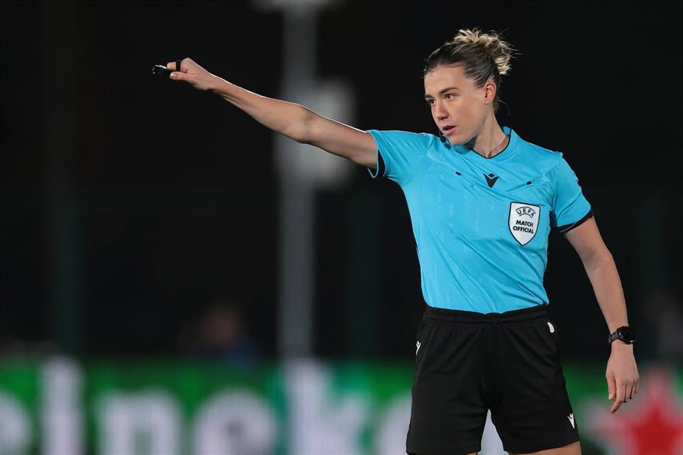 Archivo - La árbitra española Olatz Rivera, en un encuentro entre la Juventus y el Olympique de Lyon de la Champions League femenina 2025-26.
