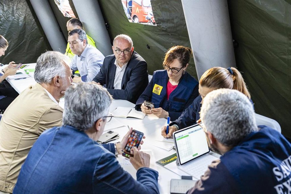 La ministra de Sanidad, Mónica García (c) en el puesto de mando mientras el crucero MV Hondius fondea cerca del puerto de Granadilla, a 10 de mayo de 2026, en Granadilla de Abona, Tenerife, Islas Canarias (España). El operativo de evacuación del crucero M